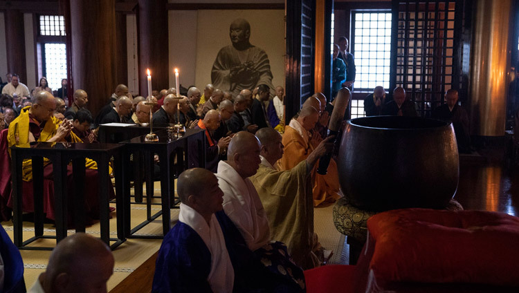 Thánh Đức Đạt Lai Lạt Ma tham gia cầu nguyện tại Chùa Tochoji ở Fuukuoka, Nhật Bản vào 22 tháng 11, 2018. Ảnh của Tenzin Choejor