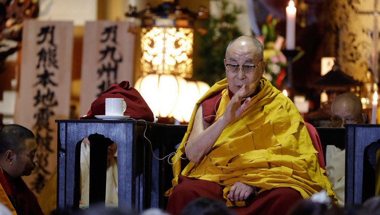 Thánh Đức Đạt Lai Lạt Ma nói chuyện với khán giả tại Chùa Tochoji ở Fuukuoka, Nhật Bản vào 22 tháng 11, 2018. Ảnh của Tenzin Jigme