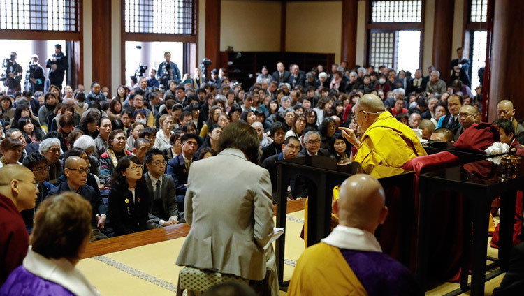 Thánh Đức Đạt Lai Lạt Ma trả lời các câu hỏi từ phía khán giả trong buổi Pháp thoại của Ngài tại Chùa Tochoji ở Fuukuoka, Nhật Bản vào 22 tháng 11, 2018. Ảnh của Tenzin Jigme