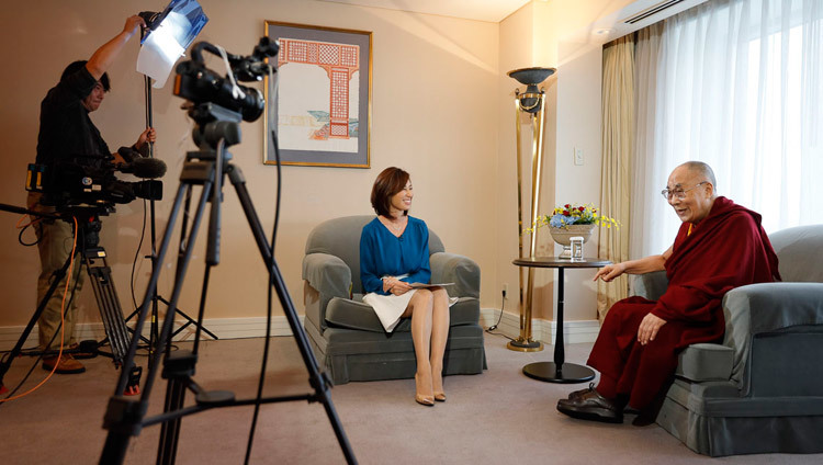 Thánh Đức Đạt Lai Lạt Ma và Rina Yamasawa của kênh truyền hình quốc tế NHK trong cuộc phỏng vấn tại Yokohama, Nhật Bản vào 13 tháng 11, 2018. Ảnh của Tenzin Jigme