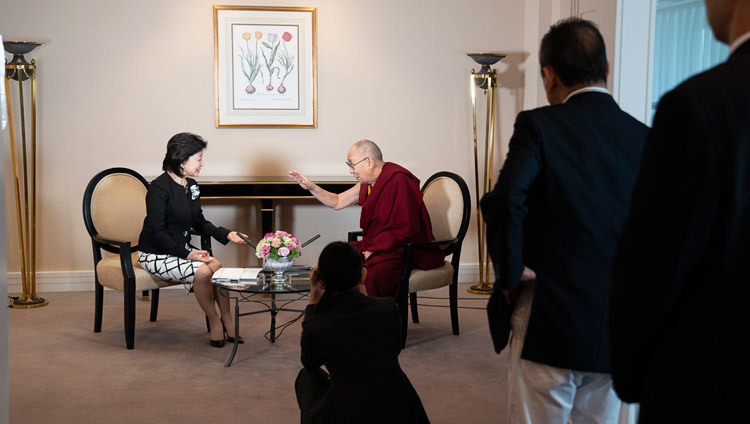 Bà Yoshiko Sakurai, Chủ tịch Viện Nguyên tắc cơ bản quốc gia Nhật Bản, phỏng vấn Thánh Đức Đạt Lai Lạt Ma tại Yokohama, Nhật Bản vào 13 tháng 11, 2018. Ảnh của Tenzin Choejor
