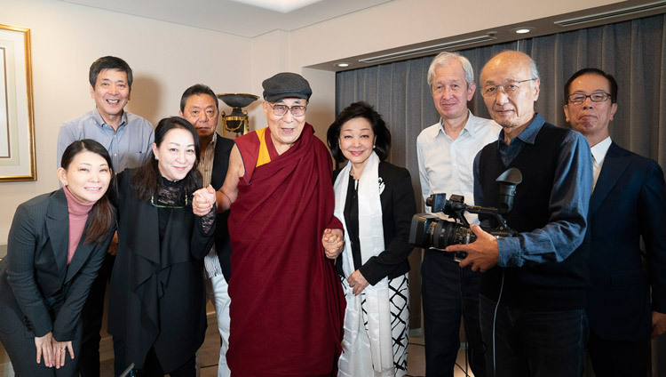 Thánh Đức Đạt Lai Lạt Ma chụp ảnh với các thành viên của nhóm sản xuất phim sau cuộc phỏng vấn của Ngài với bà Yoshiko Sakurai, chủ tịch Viện nguyên tắc cơ bản quốc gia Nhật Bản, tại Yokohama, Nhật Bản vào 13 tháng 11, 2018. Ảnh của Tenzin Choejor