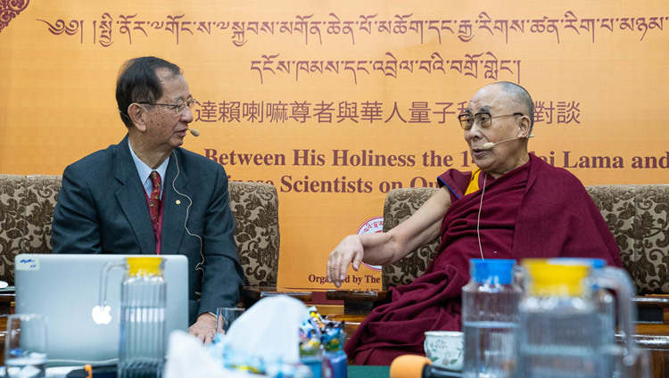 Giáo sư Yuan Tseh Lee nói về “những thách thức và cơ hội cho một hành tinh bền vững” trong ngày thứ ba của các cuộc thảo luận giữa các nhà khoa học Trung Quốc đến từ Đài Loan và Mỹ với Thánh Đức Đạt Lai Lạt Ma tại Chùa Tây Tạng Chính tại Dharamsala, HP, Ấn Độ vào 3 tháng 11, 2018. Ảnh của Thượng toạ Tenzin Jamphel