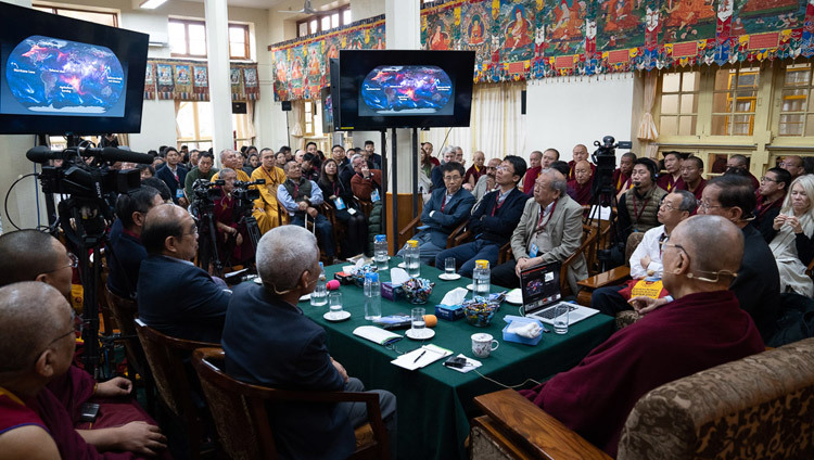 Thánh Đức Đạt Lai Lạt Ma và những người tham gia hội nghị đang xem bài thuyết trình của Yuan Tseh Lee về “Những thách thức và cơ hội cho một hành tinh bền vững” vào ngày thứ ba của cuộc đối thoại với các nhà khoa học Trung Quốc về hiệu ứng lượng tử tại Chùa Tây Tạng Chính tại Dharamsala, HP, Ấn Độ vào 3 tháng 11, 2018. Ảnh của Thượng toạ Tenzin Jamphel