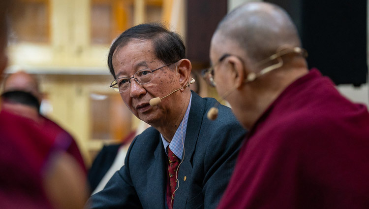 Giáo sư Yuan Tseh Lee trình bày bài thuyết trình về “Những thách thức và cơ hội cho một hành tinh bền vững” vào ngày thứ ba của cuộc đối thoại với các nhà khoa học Trung Quốc về hiệu ứng lượng tử tại Chùa Tây Tạng Chính ở Dharamsala, HP, Ấn Độ vào 3 tháng 11, 2018. Ảnh của Thượng toạ Tenzin Jamphel