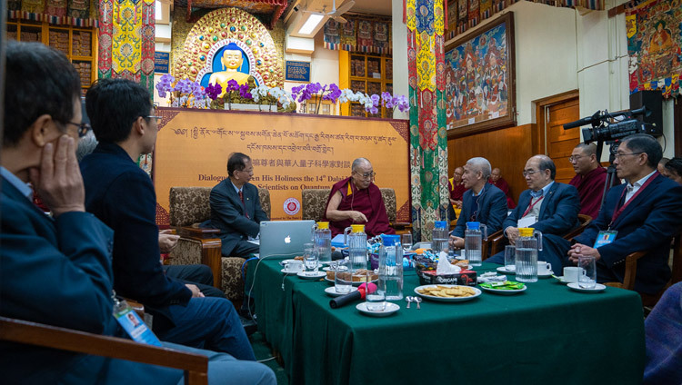 Thánh Đức Đạt Lai Lạt Ma trả lời các câu hỏi của các tham luận viên vào ngày thứ ba của cuộc đối thoại với các nhà khoa học Trung Quốc về các hiệu ứng lượng tử tại Chùa Tây Tạng Chính ở Dharamsala, HP, Ấn Độ vào 3 tháng 11, 2018. Ảnh của Thượng toạ Tenzin Jamphel