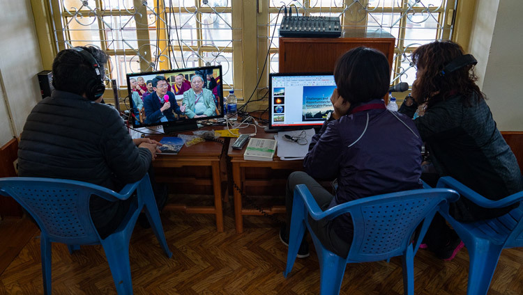 Các thông dịch viên tiếng Trung Quốc đang làm việc trong ngày thứ ba của cuộc đối thoại giữa Thánh Đức Đạt Lai Lạt Ma và các nhà khoa học Trung Quốc về các hiệu ứng lượng tử tại Chùa Tây Tạng chính ở Dharamsala, HP, Ấn Độ vào 3 tháng 11, 2018. Ảnh của Thượng toạ Tenzin Jamphel