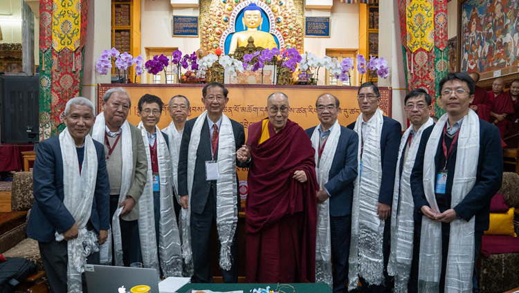Thánh Đức Đạt Lai Lạt Ma và những người tham dự hội thảo đã chụp ảnh nhóm vào lúc kết thúc cuộc đối thoại với các nhà khoa học Trung Quốc về các hiệu ứng lượng tử tại Chùa Tây Tạng chính ở Dharamsala, HP, Ấn Độ vào 3 tháng 11, 2018. Ảnh của Thượng toạ Tenzin Jamphel