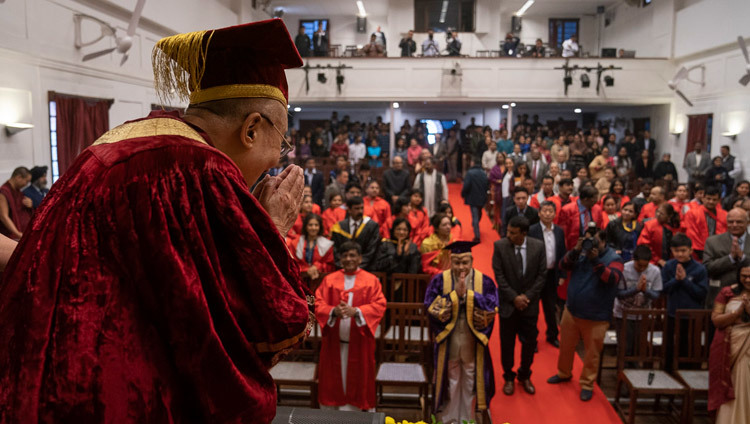 Thánh Đức Đạt Lai Lạt Ma cúi chào khán giả khi Ngài quang lâm đến khán đài để dự lễ kỷ niệm Ngày sáng lập tại trường đại học St Stephen ở New Delhi, Ấn Độ vào 7 tháng 12, 2018. Ảnh của Lobsang Tsering