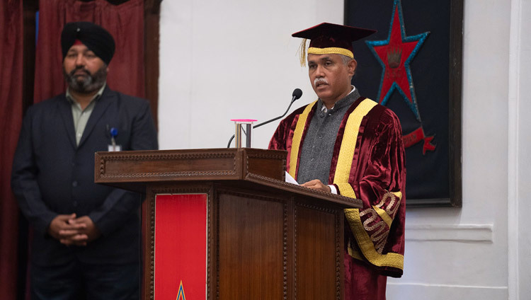 Hiệu trưởng trường đại học - Giáo sư John Varghese, chào mừng khán giả và khách mời tham dự lễ kỷ niệm Ngày sáng lập tại trường đại học St Stephen ở New Delhi, Ấn Độ vào 7 tháng 12, 2018. Ảnh của Lobsang Tsering