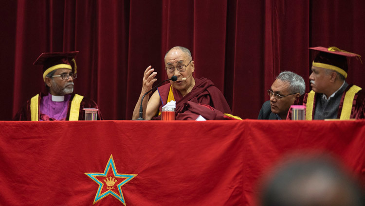 Thánh Đức Đạt Lai Lạt Ma phát biểu tại buổi họp mặt lễ kỷ niệm Ngày thành lập trường đại học St Stephen ở New Delhi, Ấn Độ vào 7 tháng 12, 2018. Ảnh của Lobsang Tsering