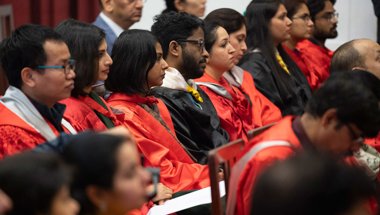 Các sinh viên và giảng viên trong số khán giả đang lắng nghe Thánh Đức Đạt Lai Lạt Ma phát biểu tại lễ kỷ niệm Ngày thành lập trường đại học St Stephen ở New Delhi, Ấn Độ vào 7 tháng 12, 2018. Ảnh của Lobsang Tsering