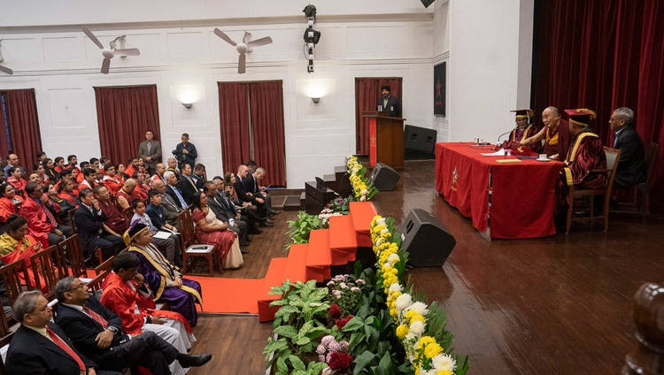 Thánh Đức Đạt Lai Lạt Ma phát biểu tại lễ kỷ niệm Ngày thành lập trường đại học St Stephen ở New Delhi, Ấn Độ vào 7 tháng 12, 2018. Ảnh của lobsang Tsering