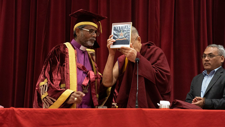 Rt. Revd. Warris K. Masih dâng tặng Thánh Đức Đạt Lai Lạt Ma với tấm huy chương của Đại học St Stephen tại lễ kỷ niệm Ngày thành lập trường St Stephen ở New Delhi, Ấn Độ vào 7 tháng 12, 2018. Ảnh của Lobsang Tsering