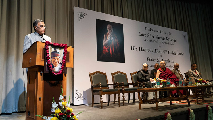 Con trai của Yuvraj Krishan - Shrikant Krishan, chào mừng Thánh Đức Đạt Lai Lạt Ma khi bắt đầu buổi Thuyết trình đầu tiên Tưởng niệm Yuvraj Krishan tại Thính phòng Pháo đài Siri ở New Delhi, Ấn Độ vào 8 tháng 12, 2018. Ảnh của lobsang Tsering