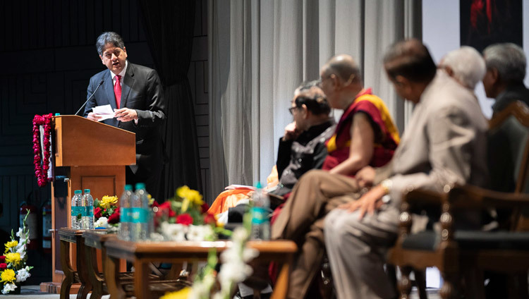 Cựu dẫn chương trình truyền hình - Vikram Chandra đọc một câu hỏi từ phía khán giả dành cho Thánh Đức Đạt Lai Lạt Ma trong buổi Thuyết trình đầu tiên Tưởng niệm Yuvraj Krishan tại Thính phòng Pháo đài Siri ở New Delhi, Ấn Độ vào 8 tháng 12, 2018. Ảnh của lobsang Tsering