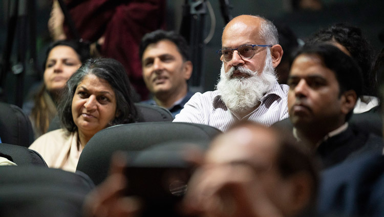 Các thành viên của khán giả lắng nghe Thánh Đức Đạt Lai Lạt Ma tại buổi Thuyết trình đầu tiên Tưởng niệm Yuvraj Krishan tại Thính phòng Pháo đài Siri ở New Delhi, Ấn Độ vào 8 tháng 12, 2018. Ảnh của lobsang Tsering