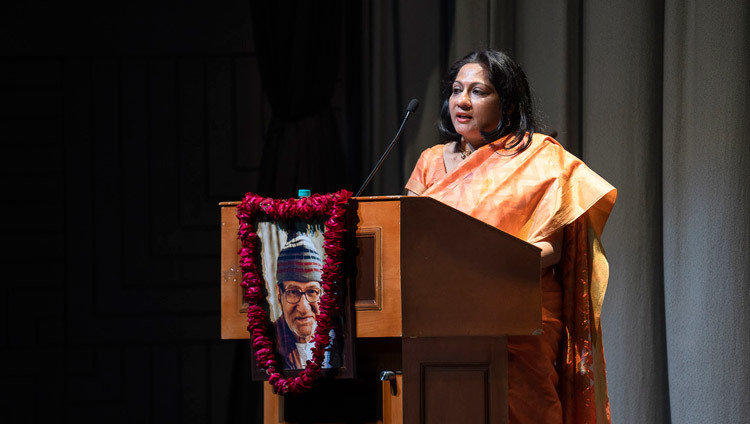 Con gái của Yuvraj Krishan - Giriraj Krishan Varma, cảm ơn Thánh Đức Đạt Lai Lạt Ma và những vị khách đặc biệt khác vào lúc kết thúc buổi Thuyết trình đầu tiên Tưởng niệm Yuvraj Krishan tại Thính phòng Pháo đài Siri ở New Delhi, Ấn Độ vào 8 tháng 12, 2018.