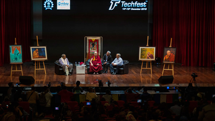 Thánh Đức Đạt Lai Lạt Ma phát biểu tại Học viện Công nghệ Ấn Độ Bombay ở Mumbai, Ấn Độ và 14 tháng 12, 2018. Ảnh của lobsang Tsering