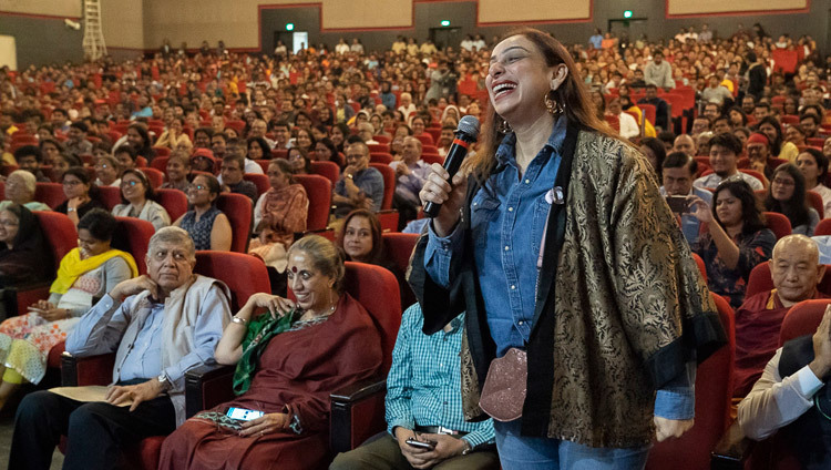 Một thành viên của khán giả hỏi Thánh Đức Đạt Lai Lạt Ma một câu hỏi trong buổi toạ đàm của Ngài tại Học Viện Công nghệ Ấn Độ Bombay ở Mumbai, Ấn Độ vào 14 tháng 12, 2018. Ảnh của lobsang Tsering