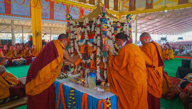 Chư Tăng của Tu Viện Namgyal mở những tấm màn của căn lều mandala trong Lễ quán đảnh Kim Cang Độc Dũng do Thánh Đức Đạt Lai Lạt Ma ban truyền tại Sân Kalachakra ở Bồ Đề Đạo Tràng, Bihar, Ấn Độ vào 26 tháng 12 năm 2018.