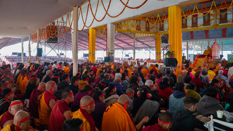 Đeo những băng bịt mắt theo nghi thức, hơn 15.000 người tham dự Lễ quán đảnh Kim Cang Độc Dũng đang lắng nghe Thánh Đức Đạt Lai Lạt Ma tại Sân Kalachakra ở Bồ Đề Đạo Tràng, Bihar, Ấn Độ vào 26 tháng 12, 2018. Ảnh của lobsang Tsering