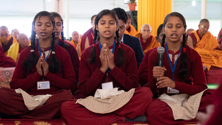 Học sinh từ trường Di Lặc tụng “Bát Nhã Tâm Kinh” bằng tiếng Phạn vào đầu ngày đầu tiên của Pháp Luân Văn Thù ở Bồ Đề Đạo Tràng, Bihar, Ấn Độ vào 28 tháng 12. 2018. Ảnh của lobsang Tsering