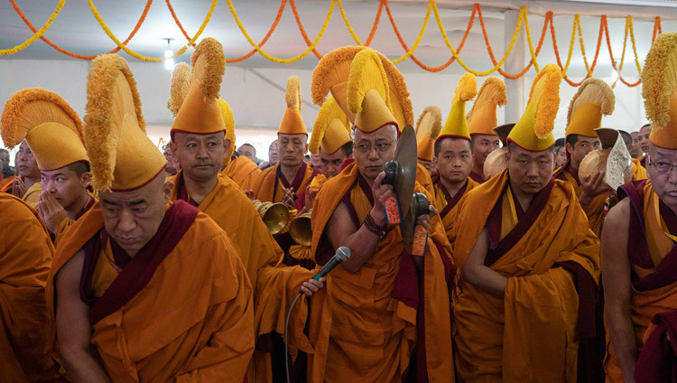 Chư Tăng Tu Viện Namgyal sử dụng các Pháp khí truyền thống để báo hiệu sự quang lâm của Thánh Đức Đạt Lai Lạt Ma đến Sân bãi Kalachakra ở Bồ Đề Đạo Tràng, Bihar, Ấn Độ vào 31 tháng 12, 2018. Ảnh của Lobsang Tsering