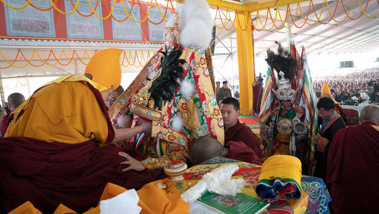 Thánh Đức Đạt Lai Lạt Ma và Nechung Dorje Drakden với nhà tiên tri của Nyenchen Thangla ở phía sau trong buổi lễ Cầu Trường thọ tại Sân bãi Kalachakra ở Bồ Đề Đạo Tràng, Bihar, Ấn Độ vào 31 tháng 12, 2018. Ảnh của Lobsang Tsering