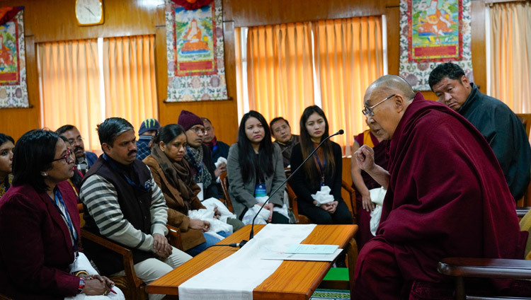 Thánh Đức Đạt Lai Lạt Ma nói chuyện với một nhóm học giả Ấn Độ tại Dinh thự của Ngài ở Dharamsala, HP, Ấn Độ vào 24 tháng 1 năm 2019. Ảnh của Thượng Toạ Tenzin Jamphel