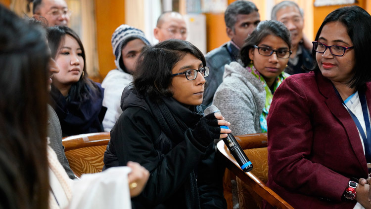 Một thành viên của nhóm các học giả trẻ Ấn Độ hỏi Thánh Đức Đạt Lai Lạt Ma một câu hỏi trong cuộc gặp gỡ của họ tại Dinh thự của Ngài ở Dharamsala, HP, Ấn Độ vào 24 tháng 1 năm 2019. Ảnh của Thượng Toạ Tenzin Jamphel