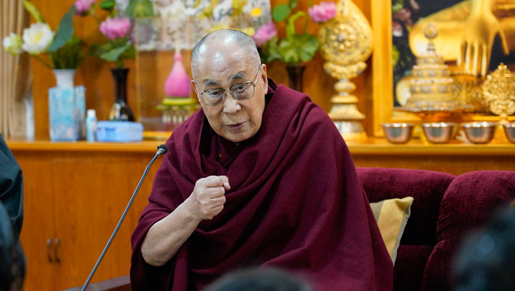 Thánh Đức Đạt Lai Lạt Ma nói chuyện với một nhóm các học giả Ấn Độ tại Dinh thự của Ngài ở Dharamsala, HP, Ấn Độ vào 24 tháng 1 năm 2019. Ảnh của Thượng Toạ Tenzin Jamphel
