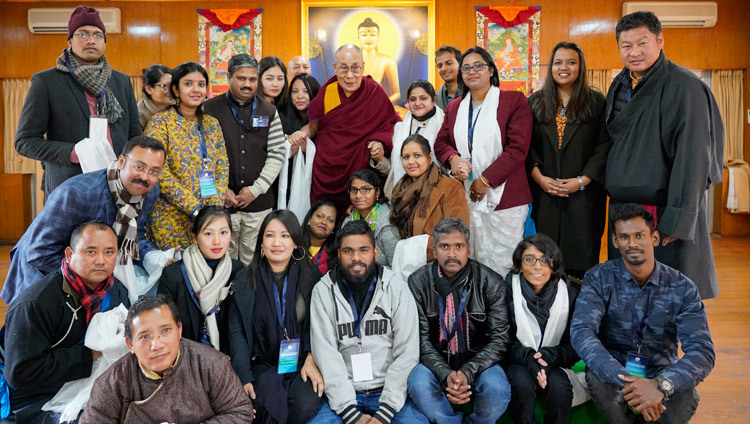 Thánh Đức Đạt Lai Lạt Ma cùng một nhóm các học giả trẻ Ấn Độ, những người tham gia Hội thảo về Nghiên cứu Tây Tạng, sau cuộc gặp gỡ tại Dinh thự của Ngài ở Dharamsala, HP, Ấn Độ vào 24 tháng 1, 2019. Ảnh của Thượng toạ Tenzin Jamphel