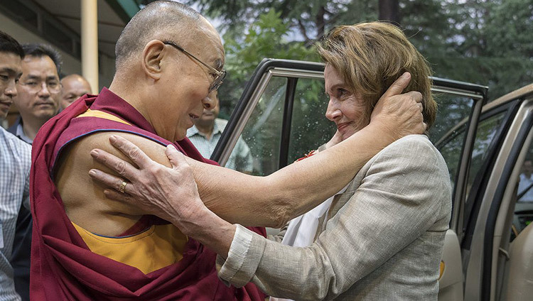 Thánh Đức Đạt Lai Lạt Ma chào mừng người bạn của mình - mà sau này là Nhà lãnh đạo Dân chủ - bà Nancy Pelosi - khi bà đến dinh thự của Ngài, dẫn đầu một Phái đoàn Quốc hội Hoa Kỳ lưỡng đảng trong chuyến viếng thăm cộng đồng Tây Tạng ở Dharamsala HP, Ấn Độ vào 9 tháng 5, 2017. Ảnh của Tenzin Choejor