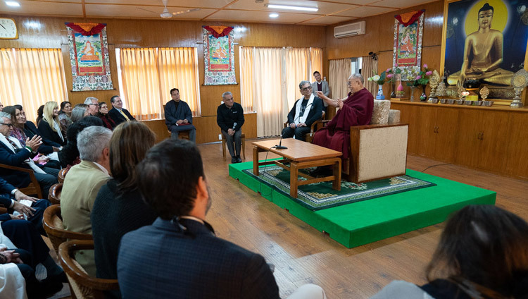 Thánh Đức Đạt Lai Lạt Ma nói chuyện với một nhóm do Deepak Chopra lãnh đạo tại dinh thự của Ngài ở Dharamsala, HP, Ấn Độ vào 11 tháng 2, 2019. Ảnh của Tenzin Choejor