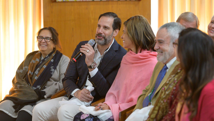 Thánh Đức Đạt Lai Lạt Ma trả lời câu hỏi của khán giả trong cuộc gặp gỡ với Deepak Chopra và một nhóm bạn của ông ấy ở Dharamsala, HP, Ấn Độ vào 11 tháng 2, 2019. Ảnh của Tenzin Choejor