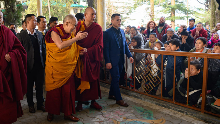 Thánh Đức Đạt Lai Lạt Ma chào các thành viên của đám đông trong sân ngôi Chùa Chính của Tây Tạng vào ngày đầu tiên giảng dạy về "Tinh hoa Trung Quán Luận” của Ngài Thanh Biện ở Dharamsala, HP, Ấn Độ vào 20 tháng 2, 2019. Ảnh của Tenzin Choejor