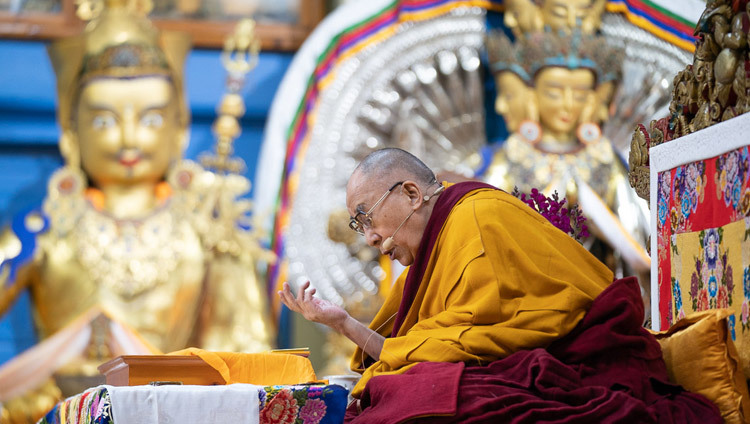 Thánh Đức Đạt Lai Lạt Ma đọc từ "Tinh hoa Trung Quán Luận” của Ngài Thanh Biện vào ngày Pháp Hội đầu tiên  tại chùa Tây Tạng chính ở Dharamsala, HP, Ấn Độ vào 20 tháng 2, 2019. Ảnh của Tenzin Choejor