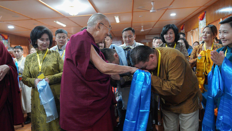 Thánh Đức Đạt Lai Lạt Ma chào đón các thành viên của một nhóm các chuyên gia trẻ tuổi đến từ Mông Cổ khi Ngài đến gặp gỡ họ tại Dinh thự của Ngài ở Dharamsala, HP, Ấn Độ vào 25 tháng 3, 2019. Ảnh của Tenzin Choejor