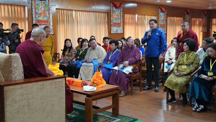Một thành viên của khán giả hỏi Thánh Đức Đạt Lai Lạt Ma một câu hỏi trong cuộc gặp gỡ với các chuyên gia trẻ tuổi đến từ Mông Cổ tại dinh thự của Ngài ở Dharamsala, HP, Ấn Độ vào 25 tháng 3, 2019. Ảnh của Tenzin Choejor