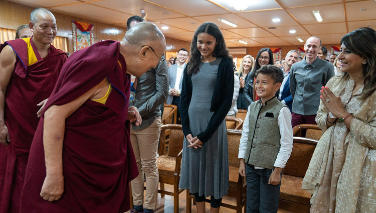 Thánh Đức Đạt Lai Lạt Ma chào hỏi một trong những thành viên nhỏ tuổi của một nhóm từ Singapore khi đến dự cuộc gặp gỡ tại dinh thự của Ngài ở Dharamsala, HP, Ấn Độ vào 27 tháng 3, 2019. Ảnh của Tenzin Choejor