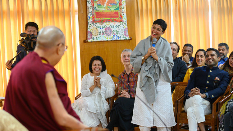 Một thành viên của khán giả hỏi Thánh Đức Đạt Lai Lạt Ma một câu hỏi trong cuộc trò chuyện với các thành viên Câu lạc bộ 1880 từ Singapore tại dinh thự của Ngài ở Dharamsala, HP, Ấn Độ vào 27 tháng 3, 2019. Ảnh của Tenzin Choejor