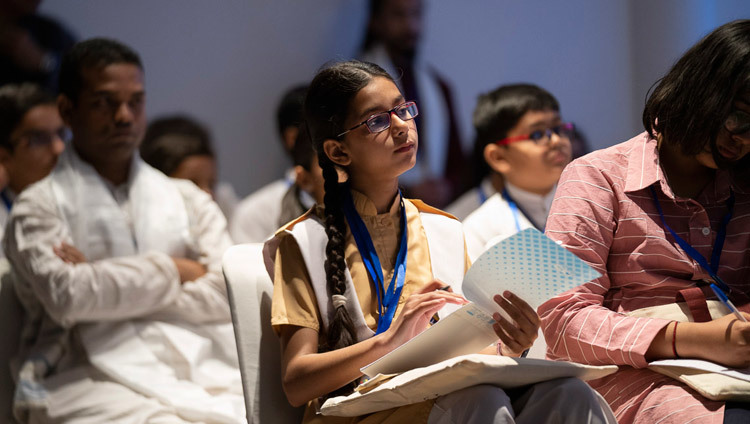 Các sinh viên từ các quốc gia Nam Á đang lắng nghe Thánh Đức Đạt Lai Lạt Ma trong cuộc gặp gỡ của họ ở New Delhi, Ấn Độ vào 4 tháng 4, 2019. Ảnh của Tenzin Choejor