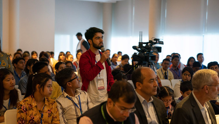 Một thành viên của khán giả hỏi Thánh Đức Đạt Lai Lạt Ma một câu hỏi trong cuộc gặp gỡ với nhóm học sinh và giáo viên từ các nước Nam Á, những người đã tham gia các hội thảo về các giá trị phổ quát và đạo đức thế tục ở New Delhi, Ấn Độ vào 4 tháng 4, 2019. Ảnh của Tenzin Choejor