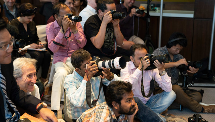 Các thành viên của giới truyền thông đang chăm chú lắng nghe cuộc họp báo cho buổi ra mắt Toàn Cầu của Chương trình Giảng dạy về "Học tập Cảm xúc và Đạo đức Xã hội" với Thánh Đức Đạt Lai Lạt Ma ở New Delhi, Ấn Độ vào 4 tháng 4, 2019. Ảnh của Tenzin Choejor