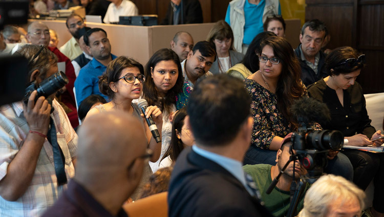 Một thành viên của giới truyền thông hỏi Thánh Đức Đạt Lai Lạt Ma một câu hỏi trong buổi ra mắt toàn cầu của Chương trình Giảng dạy về "Học tập Cảm xúc và Đạo đức Xã hội" tại New Delhi, Ấn Độ vào 4 tháng 4, 2019. Ảnh của Tenzin Choejor.