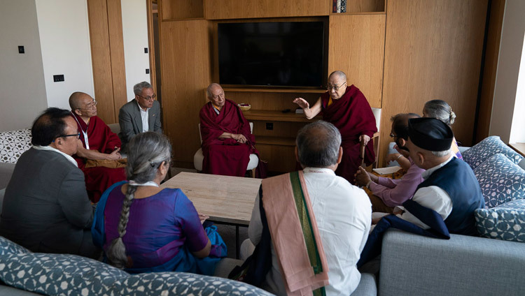 Thánh Đức Đạt Lai Lạt Ma gặp gỡ một nhóm giáo sư Ấn Độ đang chuẩn bị một khóa học tập trung vào Kiến thức Ấn Độ cổ đại ở New Delhi, Ấn Độ vào 5 tháng 4, 2019. Ảnh của Tenzin Choejor
