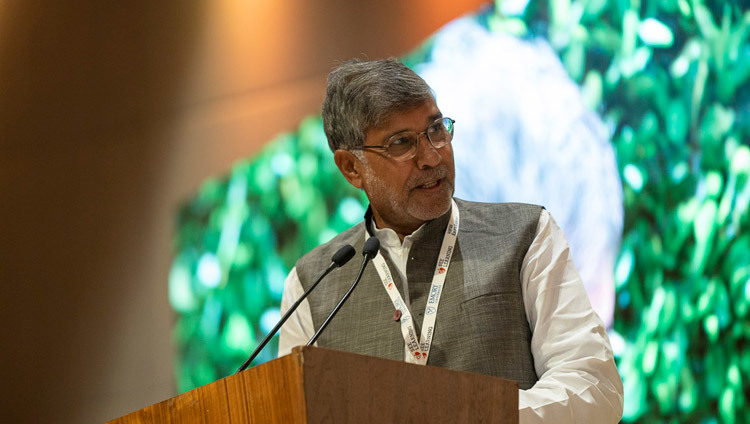 Người đoạt giải Nobel Hoà bình - Kailash Satyarthi phát biểu tại lễ ra mắt toàn cầu của chương trình “Học tập Cảm xúc và Đạo đức Xã hội” tại New Delhi, Ấn Độ vào 5 tháng 4, 2019. Ảnh của Tenzin Choejor