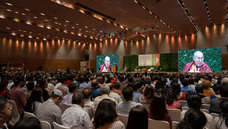 Quang cảnh khán đài từ phía sau hội trường trong giờ phát biểu khai mạc của Thánh Đức Đạt Lai Lạt Ma tại buổi ra mắt toàn cầu về “Học tập Cảm xúc và Đạo đức Xã hội” ở New Delhi, Ấn Độ vào 5 tháng 4, 2019. Ảnh của Tenzin Choejor