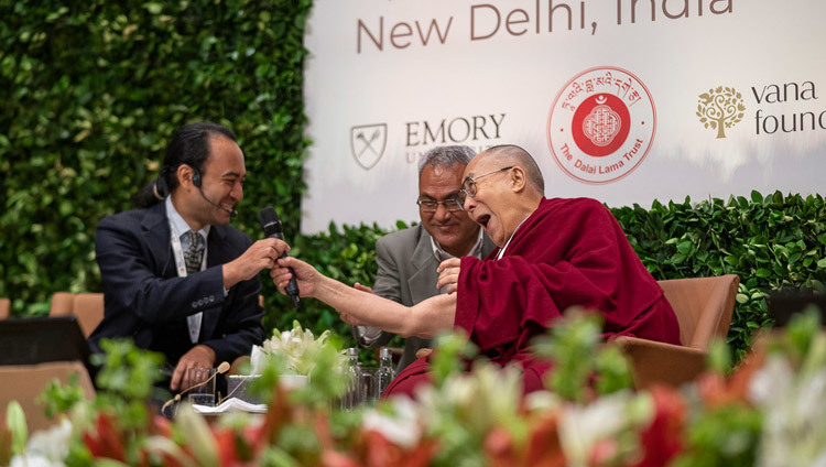 Thánh Đức Đạt Lai Lạt Ma trêu đùa trao cho Brendan Ozawa-de Silva chiếc micro của mình trong buổi thảo luận tại buổi ra mắt toàn cầu về “Học tập Cảm xúc và Đạo đức Xã hội” tại New Delhi, Ấn Độ vào 5 tháng 4, 2019. Ảnh của Tenzin Choejor